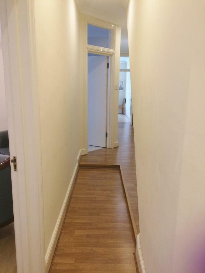 Spacious West London 2 Bedroom Apartment Екстер'єр фото