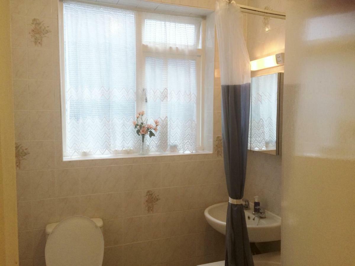 Spacious West London 2 Bedroom Apartment Екстер'єр фото